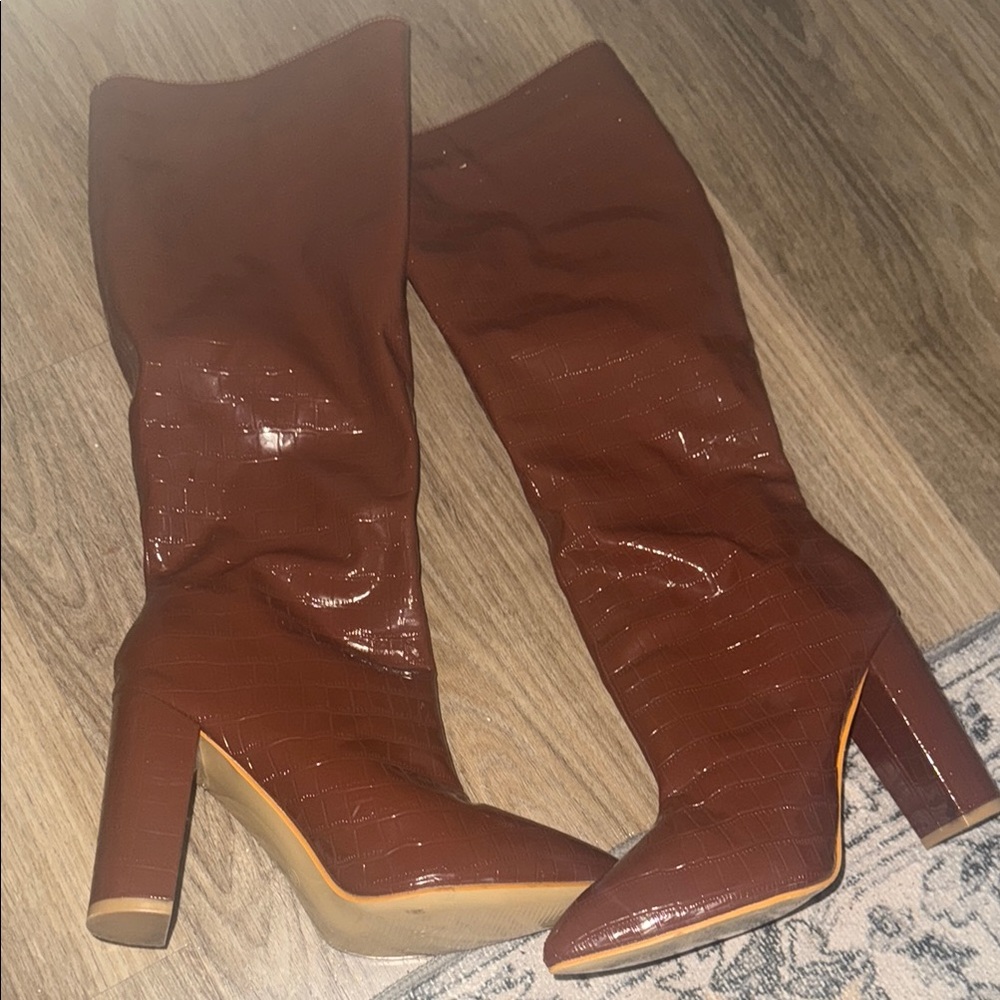 Elegant Brown Croc-Embossed Heeled Boots